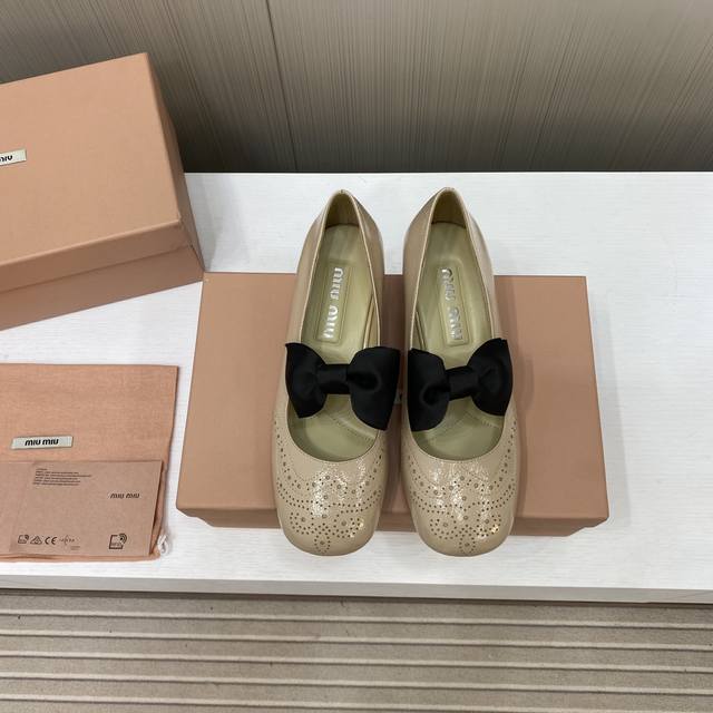 出厂价 顶级品质Miumiu缪缪25春夏走秀新款new Arrival～拼色粗跟圆头玛丽珍珍珠扣带单鞋！光泽牛漆皮鞋面一字带，金属miu缪logo饰以点缀，细节