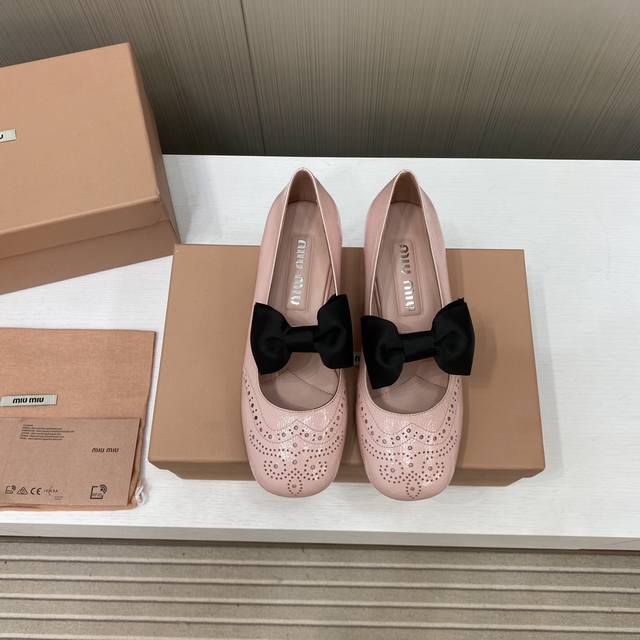 出厂价 顶级品质Miumiu缪缪25春夏走秀新款new Arrival～拼色粗跟圆头玛丽珍珍珠扣带单鞋！光泽牛漆皮鞋面一字带，金属miu缪logo饰以点缀，细节