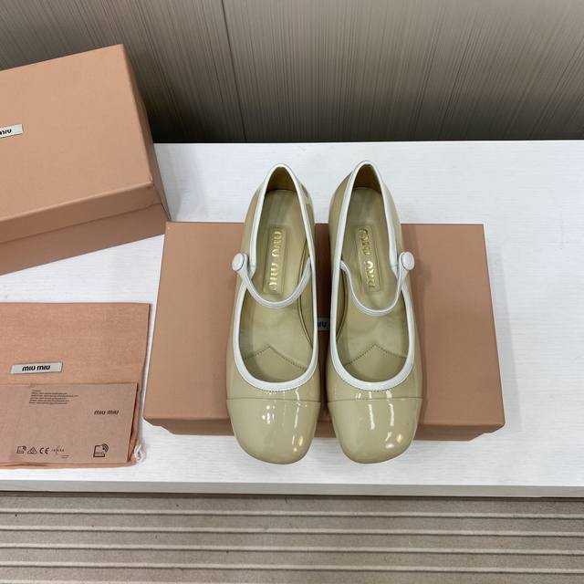 出厂价 顶级品质Miumiu缪缪25春夏走秀新款new Arrival～拼色粗跟圆头玛丽珍珍珠扣带单鞋！光泽牛漆皮鞋面一字带，金属miu缪logo饰以点缀，细节