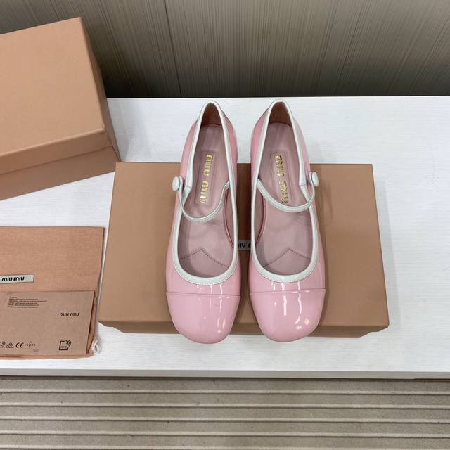 出厂价 顶级品质Miumiu缪缪25春夏走秀新款new Arrival～拼色粗跟圆头玛丽珍珍珠扣带单鞋！光泽牛漆皮鞋面一字带，金属miu缪logo饰以点缀，细节