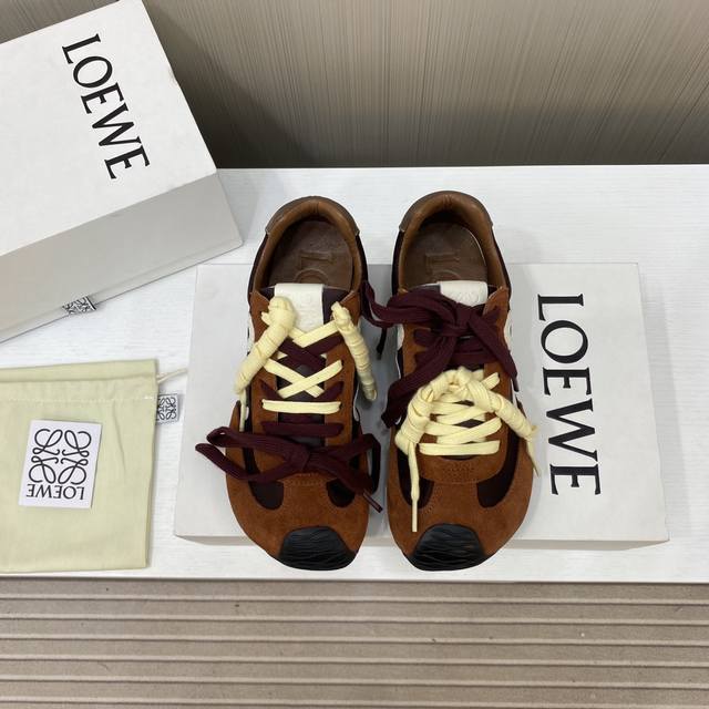 出厂价 顶级版本Loewe 罗意威 25Ss最新走秀款 Ballet Runner 2.0情侣款 芭蕾 休闲 运动鞋 德训鞋 尼龙和牛皮革运动鞋 不对称鞋头设计