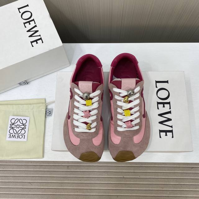 出厂价 顶级版本Loewe 罗意威 25Ss最新走秀款 Ballet Runner 2.0情侣款 芭蕾 休闲 运动鞋 德训鞋 尼龙和牛皮革运动鞋 不对称鞋头设计