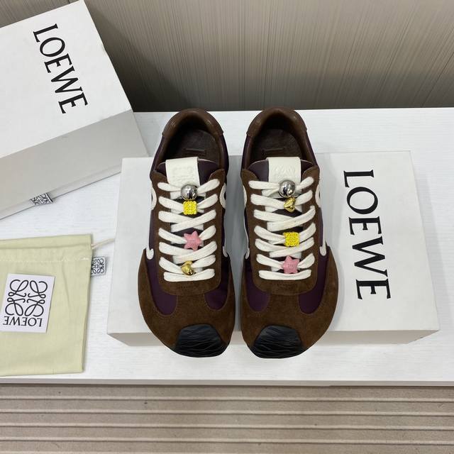 出厂价 顶级版本Loewe 罗意威 25Ss最新走秀款 Ballet Runner 2.0情侣款 芭蕾 休闲 运动鞋 德训鞋 尼龙和牛皮革运动鞋 不对称鞋头设计