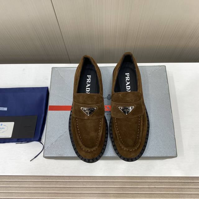 出厂价Prada 早春新款高品质情侣款乐福鞋，上脚舒适、超级百搭面料：A级进口高丝光牛反绒内里：柔软丝绸羊皮垫脚：丝稠牛皮垫脚码数：35-45配专柜包装出货