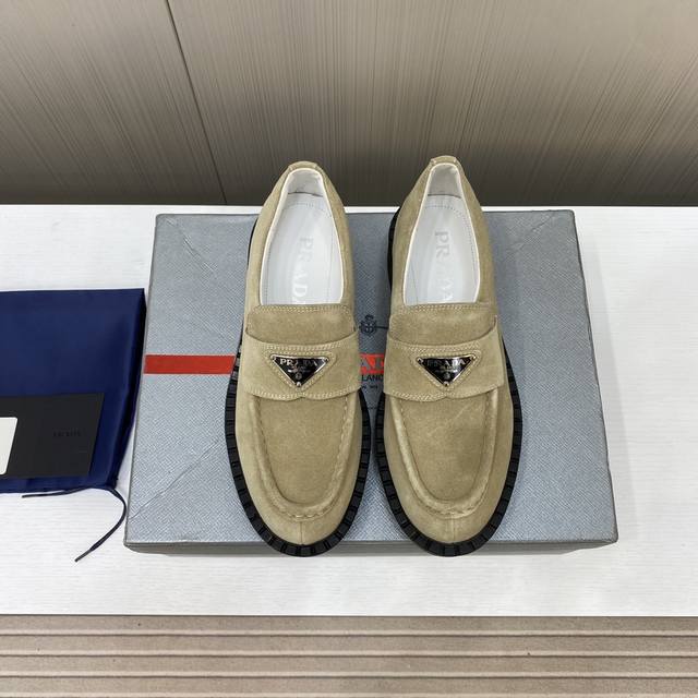 出厂价Prada 早春新款高品质情侣款乐福鞋，上脚舒适、超级百搭面料：A级进口高丝光牛反绒内里：柔软丝绸羊皮垫脚：丝稠牛皮垫脚码数：35-45配专柜包装出货