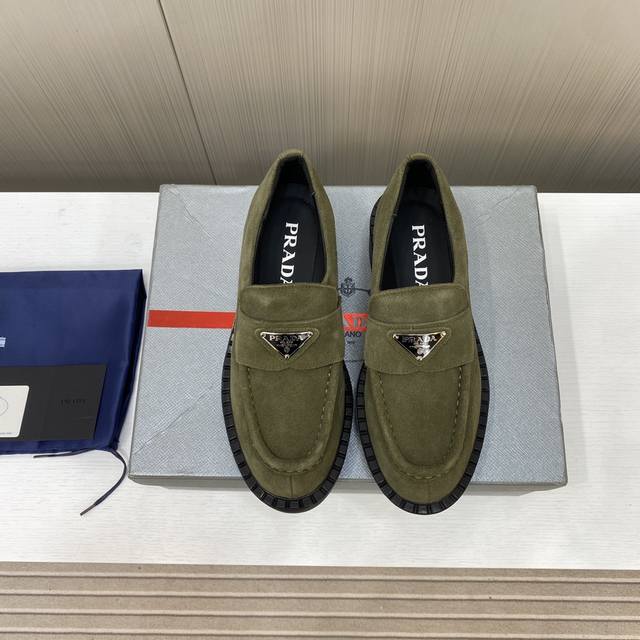 出厂价Prada 早春新款高品质情侣款乐福鞋，上脚舒适、超级百搭面料：A级进口高丝光牛反绒内里：柔软丝绸羊皮垫脚：丝稠牛皮垫脚码数：35-45配专柜包装出货