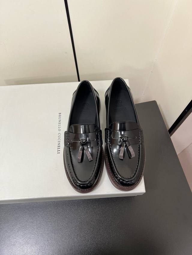 Brunello Cucinelli 新款bc经典休闲鞋一脚蹬乐福鞋系列单鞋Bc是意大利知名品牌，极简主义风格，复古又高级！简约又大气，属于非常耐看的款式！高级