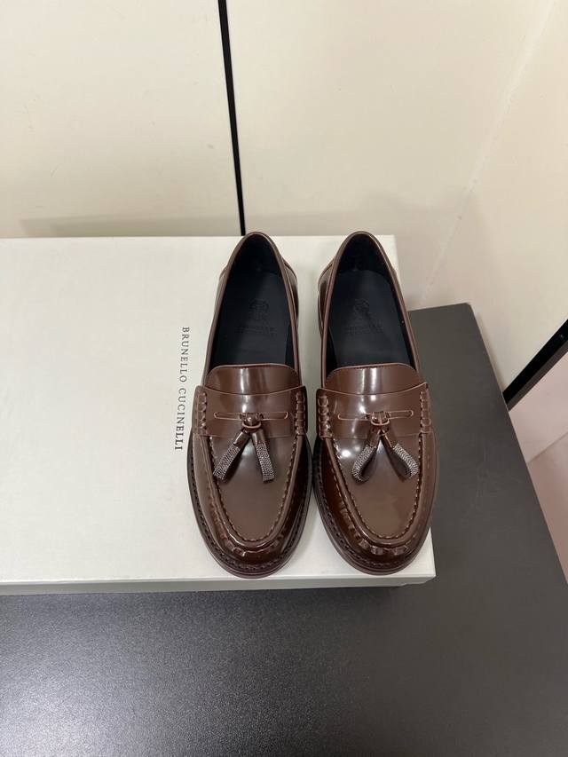 Brunello Cucinelli 新款bc经典休闲鞋一脚蹬乐福鞋系列单鞋Bc是意大利知名品牌，极简主义风格，复古又高级！简约又大气，属于非常耐看的款式！高级