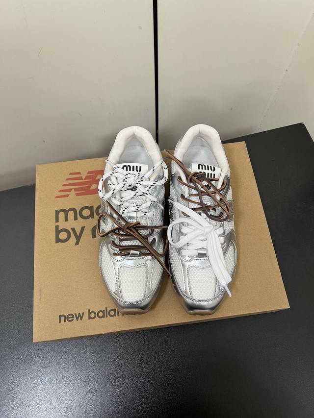 升级高版本 秀场主推款miumiu X New Balance 530复古休闲球鞋！Miumiu Ss24大秀上曝光了与new Balance 的全新联名企划