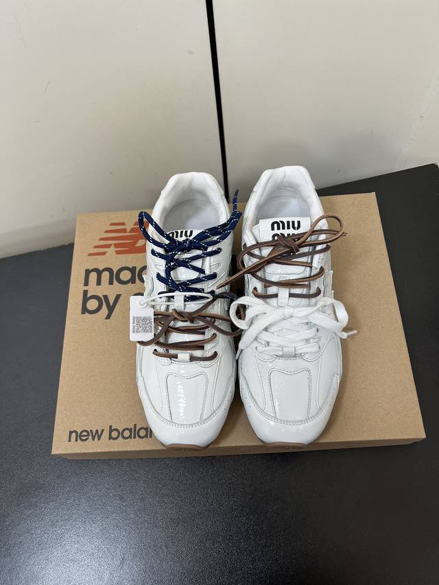 升级高版本 秀场主推款miumiu X New Balance 530复古休闲球鞋！Miumiu Ss24大秀上曝光了与new Balance 的全新联名企划