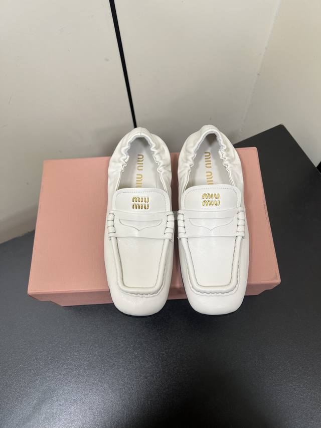 Miumiu2025春新款方头乐福鞋这款鞋线条简约设计经典，饰以miu Miu徽标搭扣等金属细节鞋面采用了进口 植鞣羊皮 羊皮衬里 鞋舌压花徽标 鞋底采用原版橡