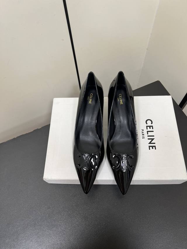 Celine Ss25 New Arrival～：高版本的，非市场通货版本，鞋底定型，垫脚下乳胶垫形体都是不一样的！C+ 25春夏秀款slingback银色凯旋