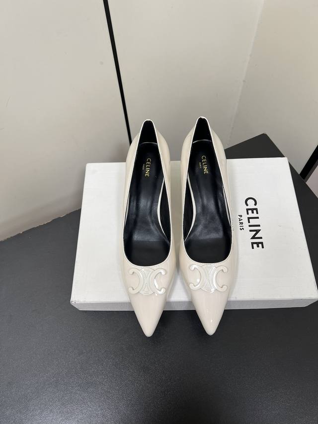 Celine Ss25 New Arrival～：高版本的，非市场通货版本，鞋底定型，垫脚下乳胶垫形体都是不一样的！C+ 25春夏秀款slingback银色凯旋