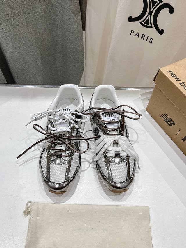 高版本出厂 网面Miumiu 缪缪g027Miu Miu X New Balance联名款运动鞋2025早春发售前先近赏同样是在十月的巴黎时装周，又被眼尖的粉丝