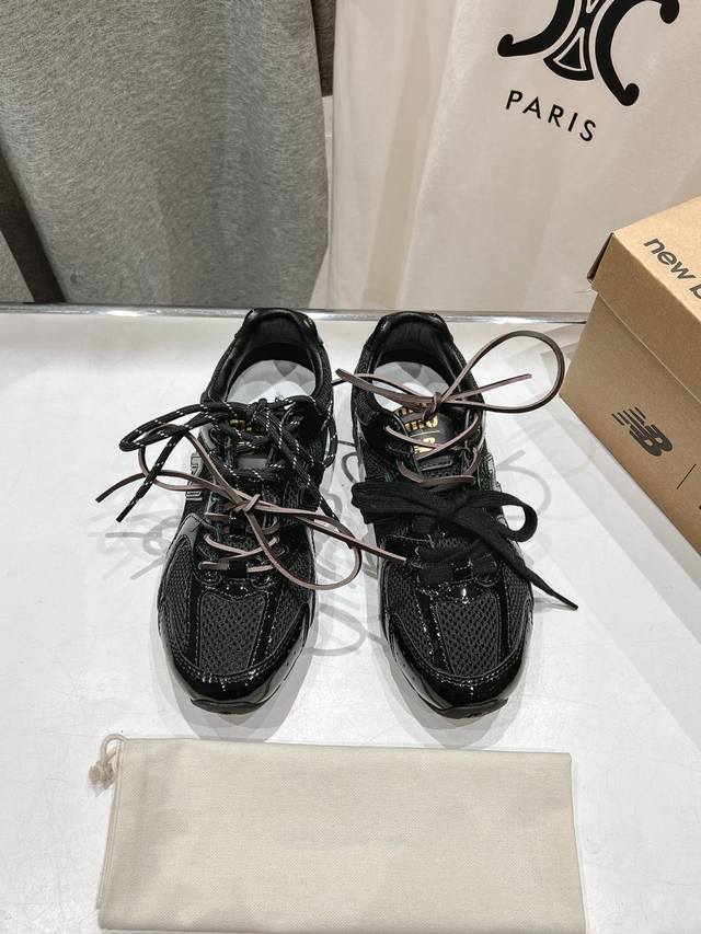 高版本出厂 网面Miumiu 缪缪g027Miu Miu X New Balance联名款运动鞋2025早春发售前先近赏同样是在十月的巴黎时装周，又被眼尖的粉丝