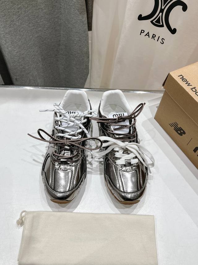 高版本出厂Miumiu 缪缪g027Miu Miu X New Balance联名款运动鞋2025早春发售前先近赏同样是在十月的巴黎时装周，又被眼尖的粉丝们看见