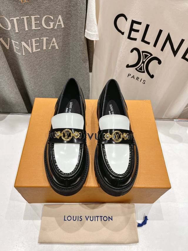 高版本出厂Louis Vuitton Ss25 Lv驴牌春夏新款厚底 Distric乐福鞋本款 Distric 乐福鞋以双色镜面牛皮革裁出轻盈舒适鞋身 厚实 E