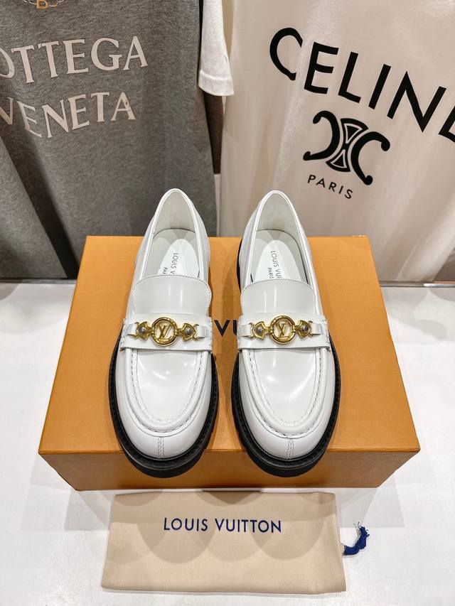 高版本出厂Louis Vuitton Ss25 Lv驴牌春夏新款厚底 Distric乐福鞋本款 Distric 乐福鞋以双色镜面牛皮革裁出轻盈舒适鞋身 厚实 E