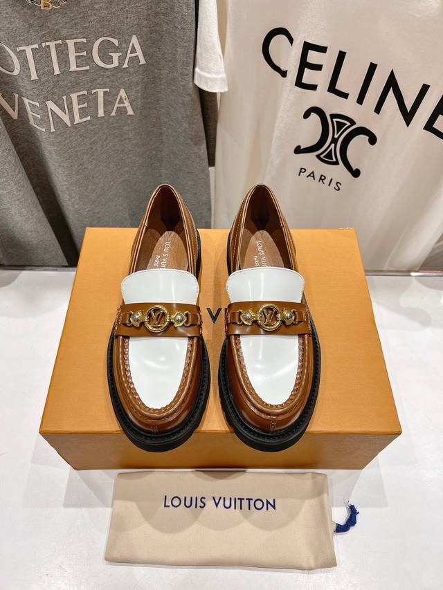 高版本出厂Louis Vuitton Ss25 Lv驴牌春夏新款厚底 Distric乐福鞋本款 Distric 乐福鞋以双色镜面牛皮革裁出轻盈舒适鞋身 厚实 E