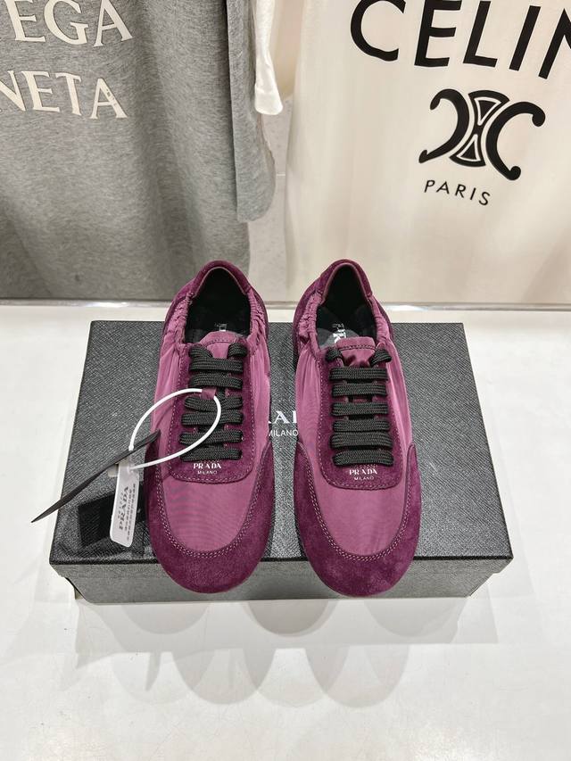 高版本出厂Prada*普拉达p家25Ssfw～New新款绑带休闲鞋，低调奢华懒人鞋，富人的不二选择！软胶底素有踩云感之称～舒适度百分百细腻反绒皮鞋面，鞋型包裹感