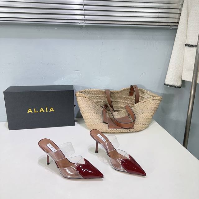 高品质出厂 ！小众潮牌独最新爆品小红书火推 Alaia25春夏新款爱心胶片尖头细跟后空凉拖系列推出 无数的名设计师都把他看作“Designerofdesigne