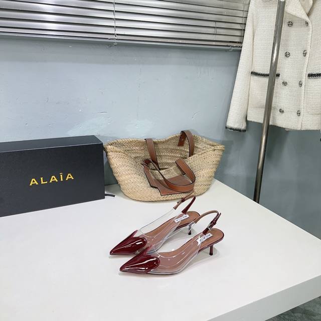 高品质出厂 ！小众潮牌独最新爆品小红书火推 Alaia25春夏新款爱心胶片尖头细跟后空凉拖系列推出 无数的名设计师都把他看作“Designerofdesigne