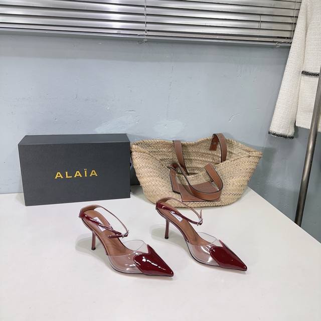 高品质出厂 ！小众潮牌独最新爆品小红书火推 Alaia25春夏新款爱心胶片尖头细跟后空凉拖系列推出 无数的名设计师都把他看作“Designerofdesigne