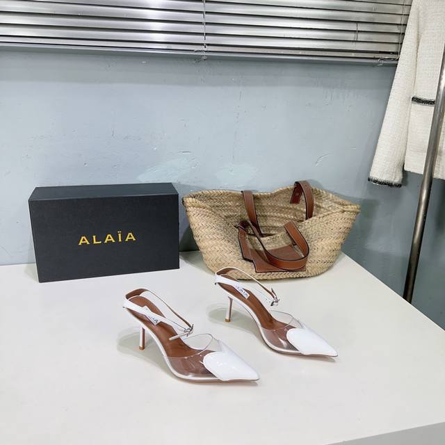 高品质出厂 ！小众潮牌独最新爆品小红书火推 Alaia25春夏新款爱心胶片尖头细跟后空凉拖系列推出 无数的名设计师都把他看作“Designerofdesigne