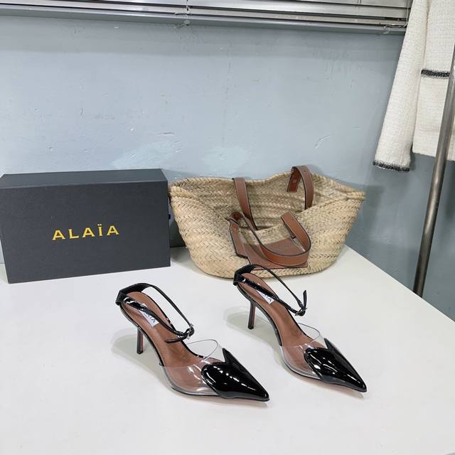 高品质出厂 ！小众潮牌独最新爆品小红书火推 Alaia25春夏新款爱心胶片尖头细跟后空凉拖系列推出 无数的名设计师都把他看作“Designerofdesigne