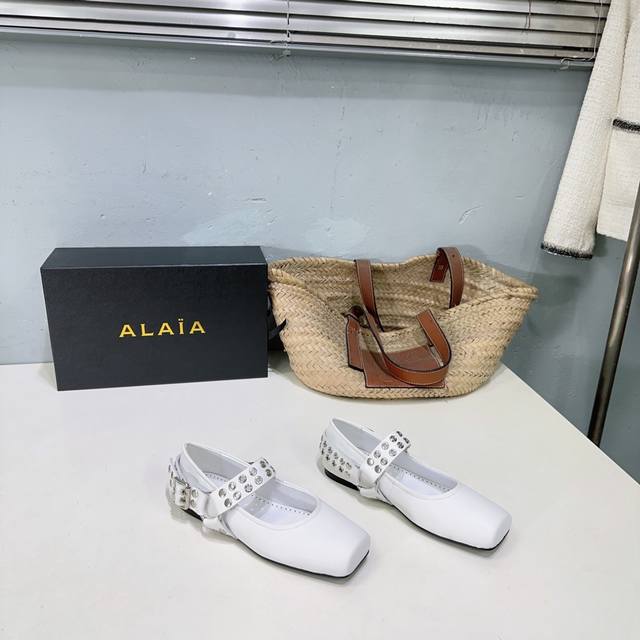 高品质出厂 ！小众潮牌alaia 阿莱亚25春夏法式复古方头平底玛丽珍芭蕾舞铆钉单鞋！具有柔美浪漫气息的方头玛丽珍单鞋，传统的芭蕾风格具有了更多施展的可能性，也