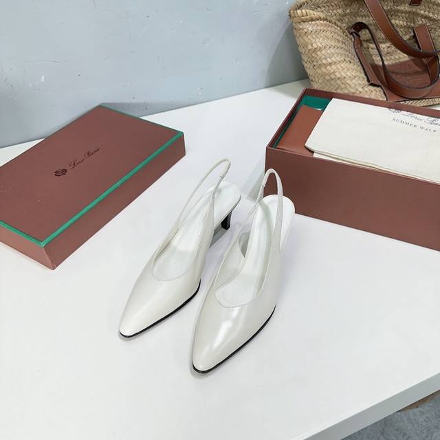 高品质出厂 ！顶级品质！Loro Piana 乐悠翩雅 25春夏女巫复古高跟后空凉鞋！Lp是意大利顶级奢侈品牌 低调奢华 设计都是一贯纯色系 简单、细节巧妙、清