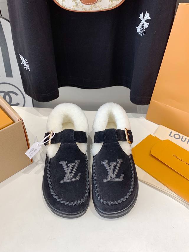 毛里版本 出厂价 路易威登lv Louis Vuott On Fw24 New Arrival～秋冬最新款毛毛拖鞋～这双毛拖也是好好看！皮质的就是非常高级呀！！