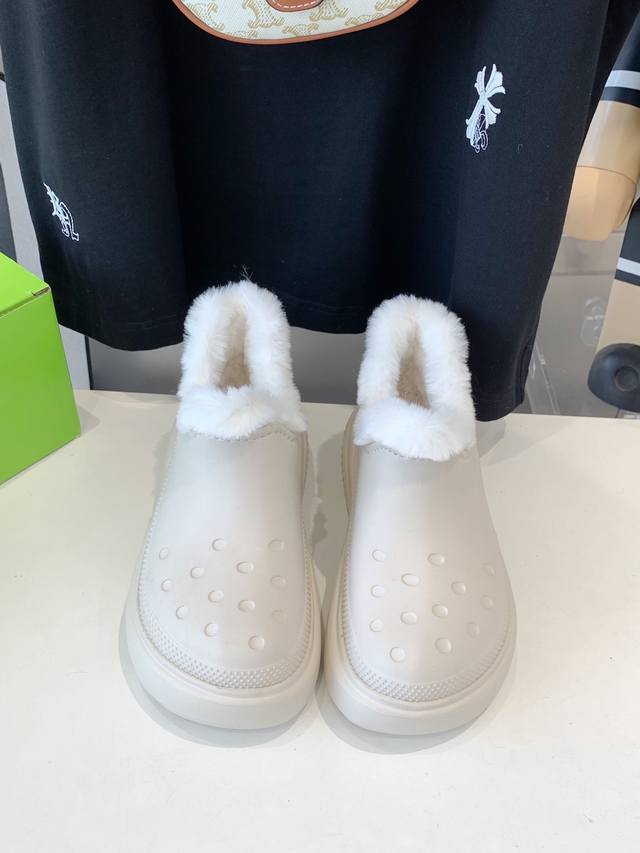 独家 Crocs 雪屋短靴上新了喽，跟高5.5厘米，内里绒，时尚又保暖＃ Crocs 洞洞鞋# 白鹿同款~雪屋蓬蓬暖靴洞洞雪地靴女防滑防水加绒加厚一脚蹬棉靴35