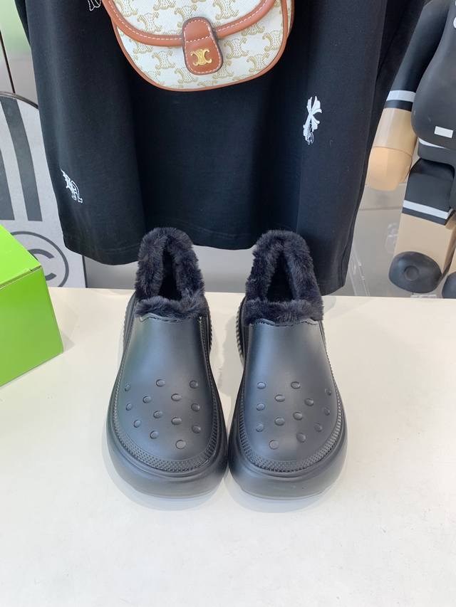 独家 Crocs 雪屋短靴上新了喽，跟高5.5厘米，内里绒，时尚又保暖＃ Crocs 洞洞鞋# 白鹿同款~雪屋蓬蓬暖靴洞洞雪地靴女防滑防水加绒加厚一脚蹬棉靴35