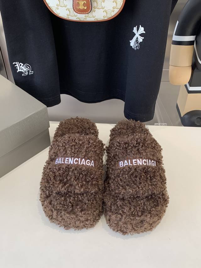 出厂价薄底款 男款10，码数35-45出厂价厚底款 ，码数35-42Balenciaga巴黎世家毛拖超舒适光腿穿 回头率满分一年四季都能随意出门就穿博主热门单品