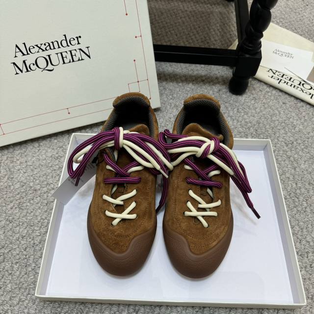 原版级Alexander Mcqueen 亚历山大 麦昆 最新 Flexion系列 情侣款 复古运动鞋 德训鞋这款flexion Off White色调粒面皮革