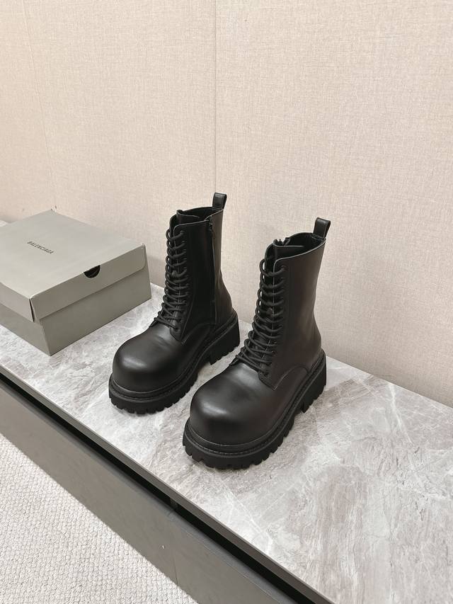 巴黎世家balenciaga春夏秀款情侣大头皮鞋 巴家就一直在引领大鞋大靴的风潮：破坏帆布鞋面的strike军靴，成为不少潮人kol“人脚一双”的必备单品；类固