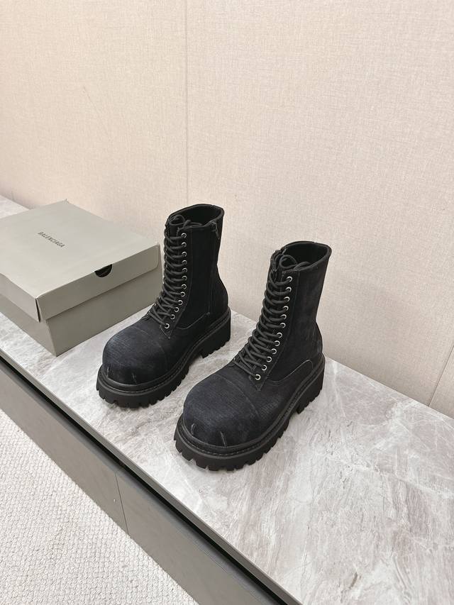 巴黎世家balenciaga春夏秀款情侣大头皮鞋 巴家就一直在引领大鞋大靴的风潮：破坏帆布鞋面的strike军靴，成为不少潮人kol“人脚一双”的必备单品；类固