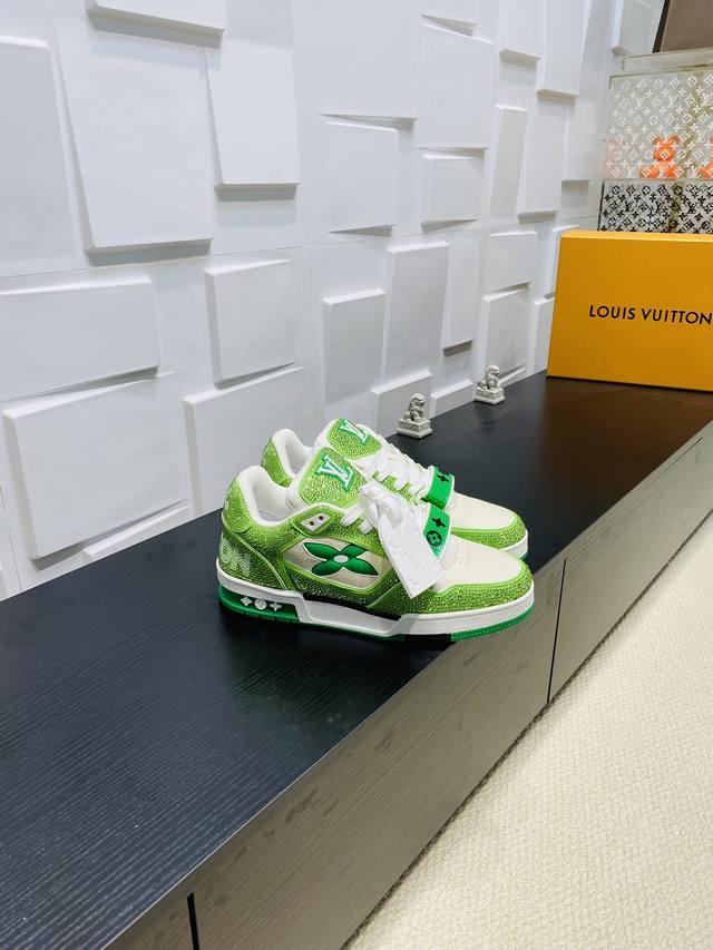 顶级版本： 烫钻魔术贴Lv Trainer 运动鞋，重新演绎经典 Lv Trainer 运动鞋 Monogram 牛仔布鞋面搭配小牛皮革饰边，展现高雅艺术和前卫