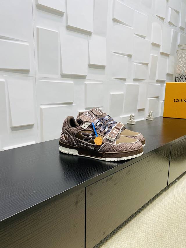 顶级版本：Lv Trainer 运动鞋，重新演绎经典 Lv Trainer 运动鞋 Monogram 牛仔布鞋面搭配小牛皮革饰边，展现高雅艺术和前卫潮流的相遇，