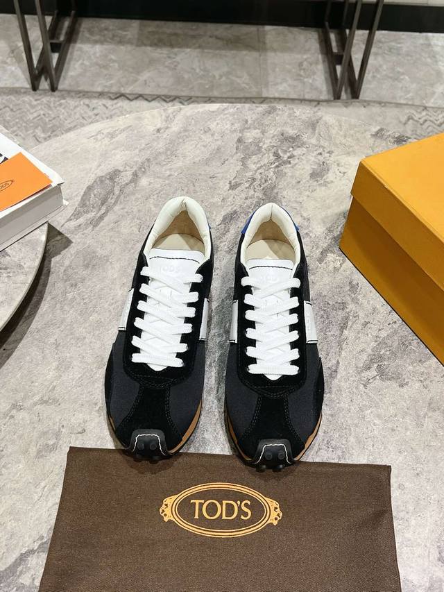 布面Tod'S新品运动阿甘鞋这款最大醒目之处就是颜色饱和度极高！及其浓郁的色彩＋撞色拼接的设计充满阳光活力，这股力量甚至可以感染到身边的人，使人心情愉悦，动感十