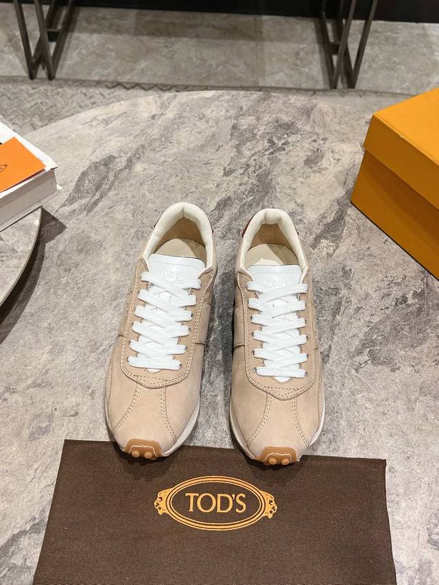 皮面Tod'S新品运动阿甘鞋这款最大醒目之处就是颜色饱和度极高！及其浓郁的色彩＋撞色拼接的设计充满阳光活力，这股力量甚至可以感染到身边的人，使人心情愉悦，动感十