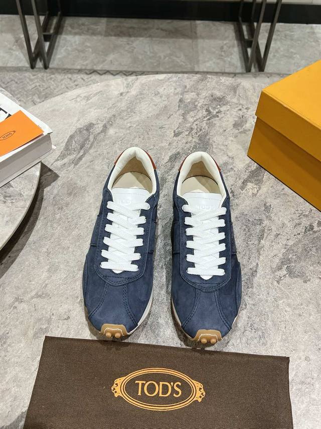 皮面Tod'S新品运动阿甘鞋这款最大醒目之处就是颜色饱和度极高！及其浓郁的色彩＋撞色拼接的设计充满阳光活力，这股力量甚至可以感染到身边的人，使人心情愉悦，动感十