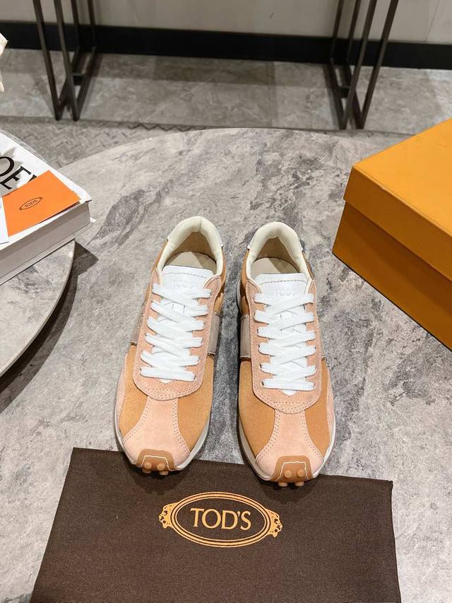 皮面Tod'S新品运动阿甘鞋这款最大醒目之处就是颜色饱和度极高！及其浓郁的色彩＋撞色拼接的设计充满阳光活力，这股力量甚至可以感染到身边的人，使人心情愉悦，动感十