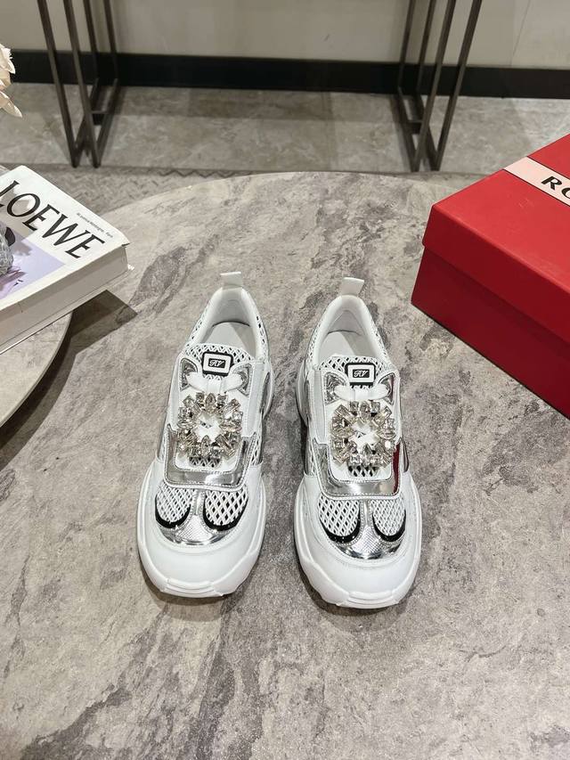 Roger Vivier 新款 Rv女鞋viv Motor皮革拼织物休闲鞋本款休闲鞋以皮革拼镜面织物和网眼面料制成前面点缀迷你闪钻饰扣和珐琅花朵舒适又不失活泼，