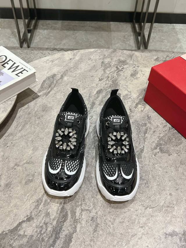 Roger Vivier 新款 Rv女鞋viv Motor皮革拼织物休闲鞋本款休闲鞋以皮革拼镜面织物和网眼面料制成前面点缀迷你闪钻饰扣和珐琅花朵舒适又不失活泼，