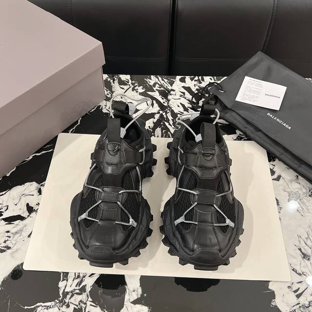 男20.Balenciaga 巴黎世家 Hike Sneakers 情侣款 户外鞋25春夏徒步运动鞋 可调节弹力绳子细节从脚面延伸到鞋头，一个长长的织带提拉环尖