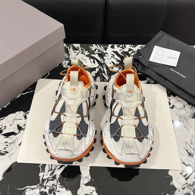 男20.Balenciaga 巴黎世家 Hike Sneakers 情侣款 户外鞋25春夏徒步运动鞋 可调节弹力绳子细节从脚面延伸到鞋头，一个长长的织带提拉环尖