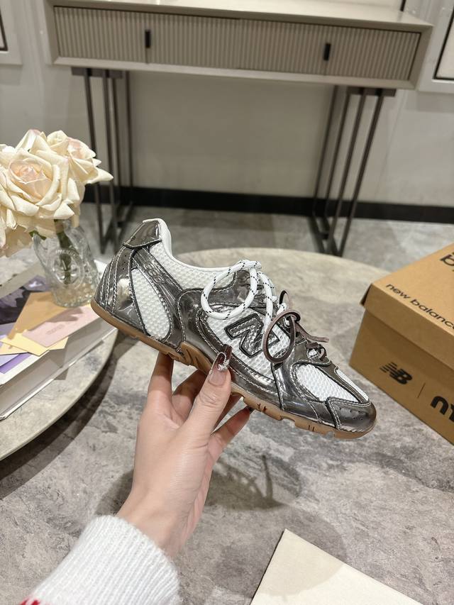 Miu Miunew Balance 联名系列休闲运动鞋、各大品牌都热衷于跨界联名、缪缪这次联名诚意满满非常有亮点鞋面漆皮牛皮 网布拼接、做旧毛边设计、复古又叛