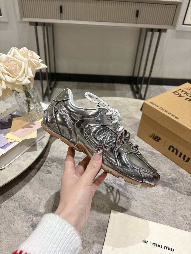 Miu Miunew Balance 联名系列休闲运动鞋、各大品牌都热衷于跨界联名、缪缪这次联名诚意满满非常有亮点鞋面漆皮牛皮 网布拼接、做旧毛边设计、复古又叛